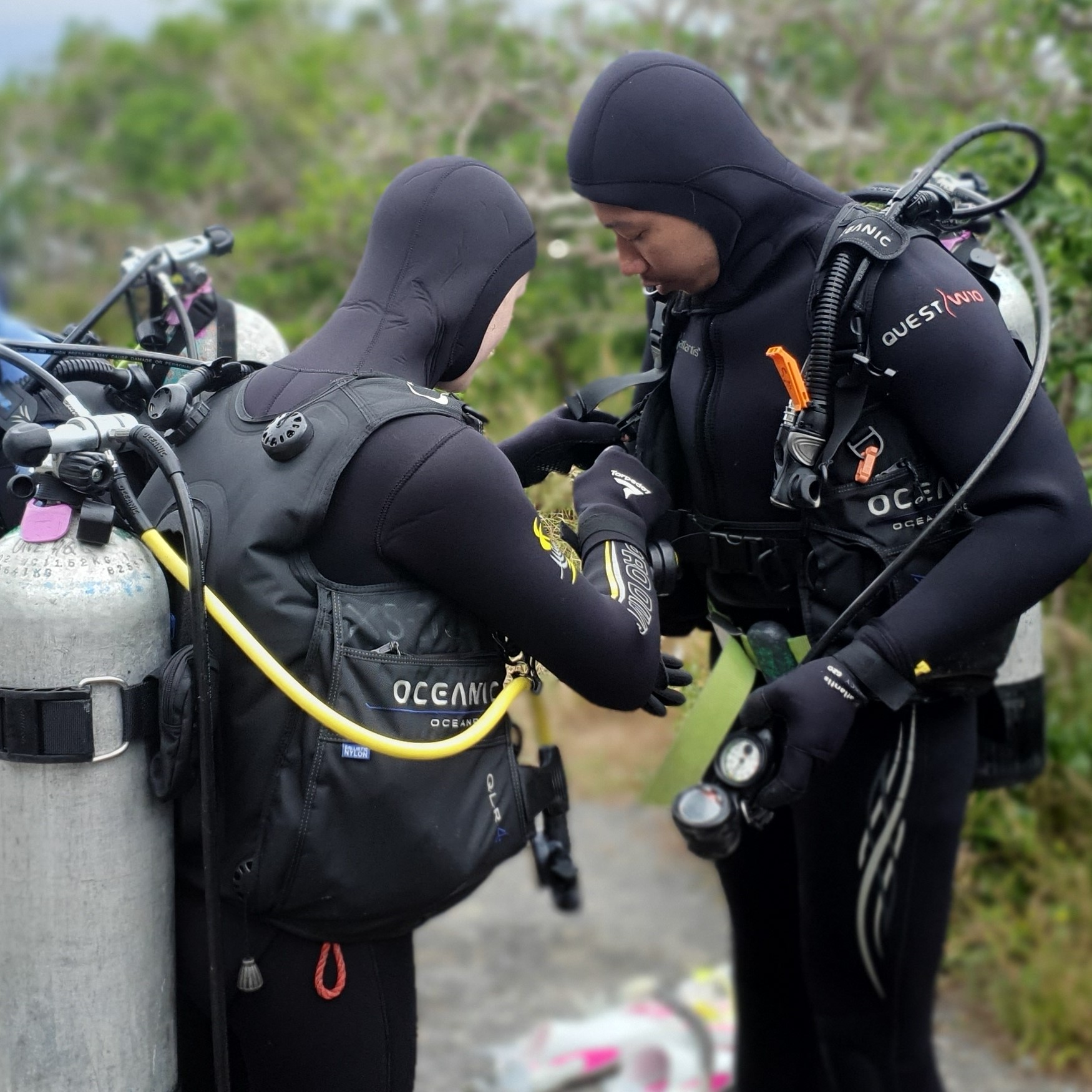 2 PADI Open Water Divers performing their pre-dive safety check